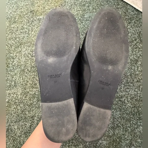 Zara Elegant Black Loafers with Gold Detail - Picture 4 of 6